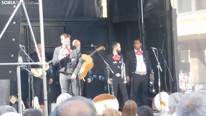 Fotos: Mariano Granados se traslada hasta M&eacute;xico con un grupo de mariachis