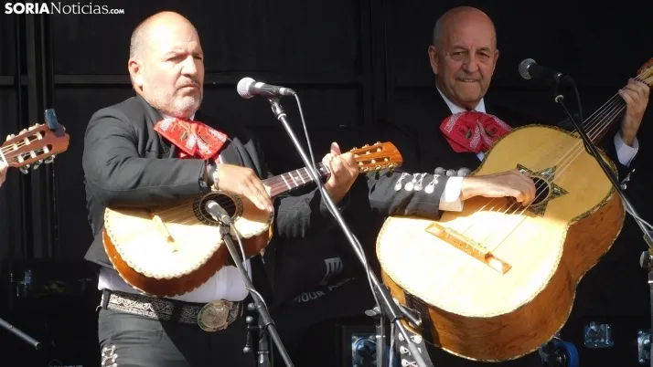 Fotos: Mariano Granados se traslada hasta M&eacute;xico con un grupo de mariachis