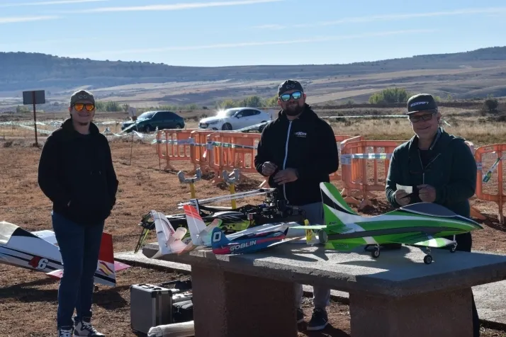 Fotos: los mejores aeromodelistas nacionales se dan cita en el cielo de Velilla de la Sierra