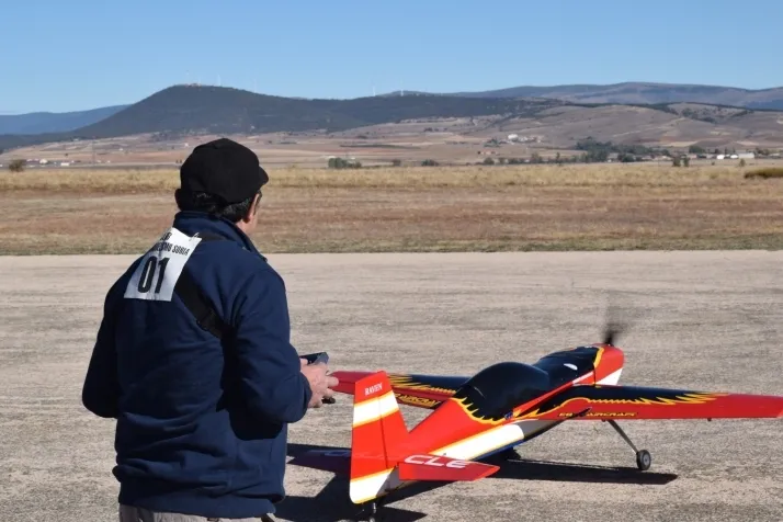 Fotos: los mejores aeromodelistas nacionales se dan cita en el cielo de Velilla de la Sierra