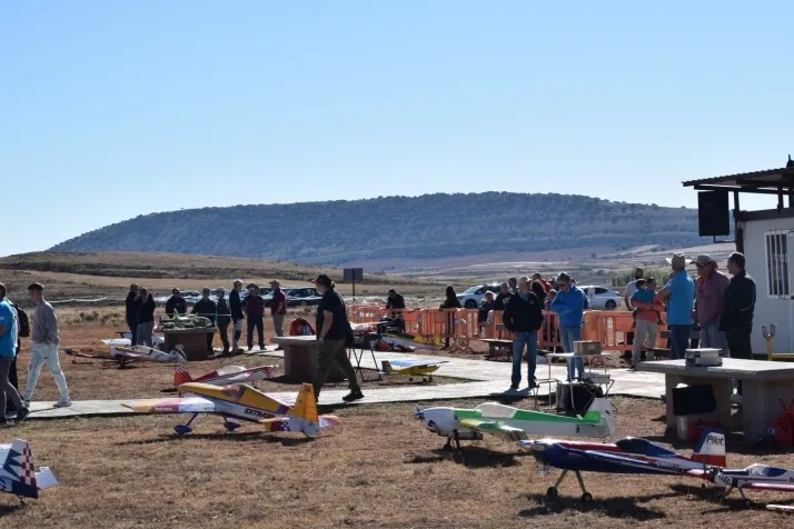 Fotos: los mejores aeromodelistas nacionales se dan cita en el cielo de Velilla de la Sierra