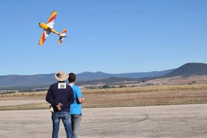 Fotos: los mejores aeromodelistas nacionales se dan cita en el cielo de Velilla de la Sierra
