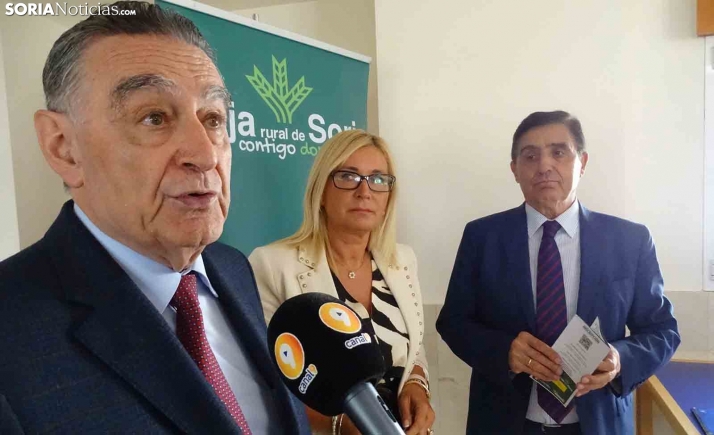 Anselmo García (izda.), Blanca García y Carlos Martínez con los medios informativos hoy en el Campus. /SN