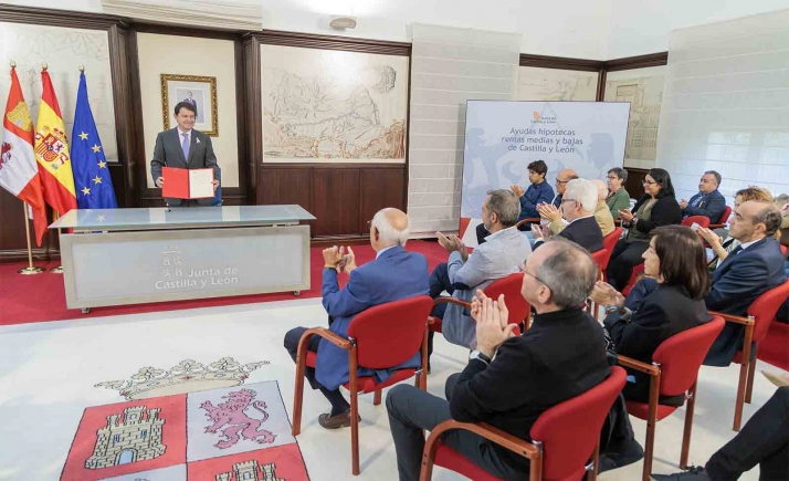 Mañueco anuncia la ampliación de las ayudas a la hipoteca para proteger también a las familias con rentas medias