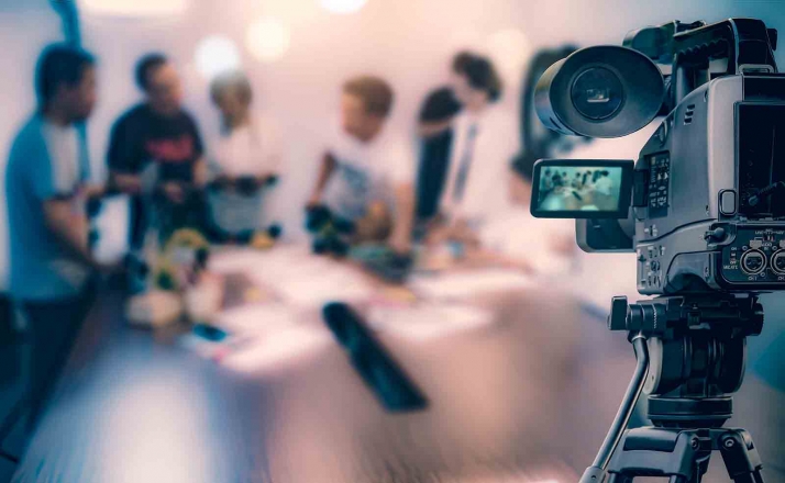 La Consejería de Cultura, Turismo y Deporte traslada a la industria audiovisual su intención de potenciar su valor cultural