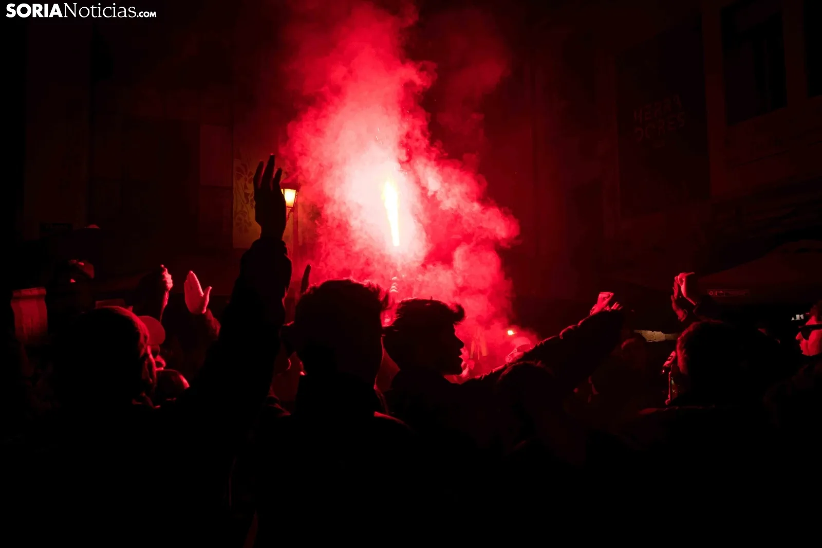 Aficionados con bengalas ayer en la capital. /VIKSAR Fotografía