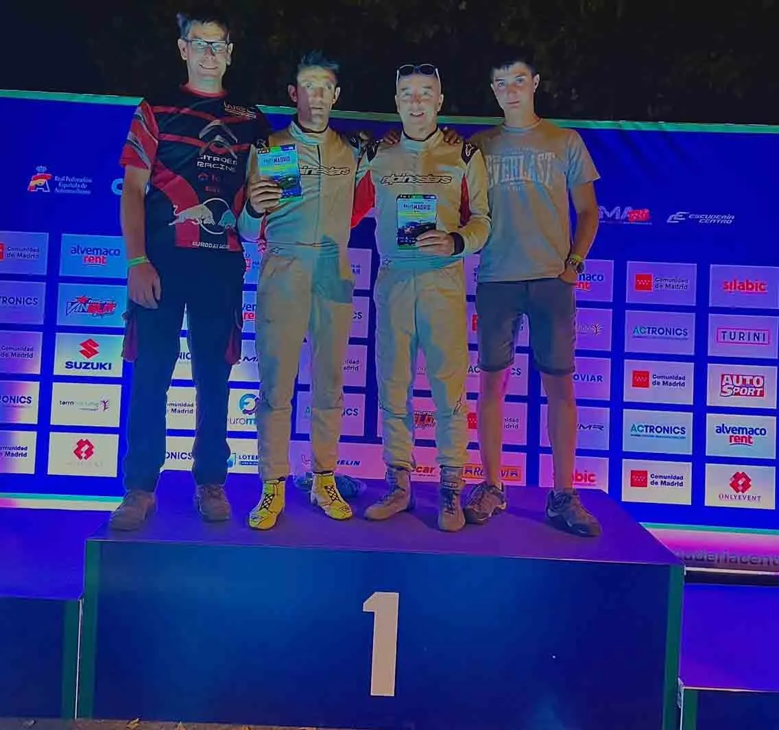 El equipo soriano en lo alto del podio. 