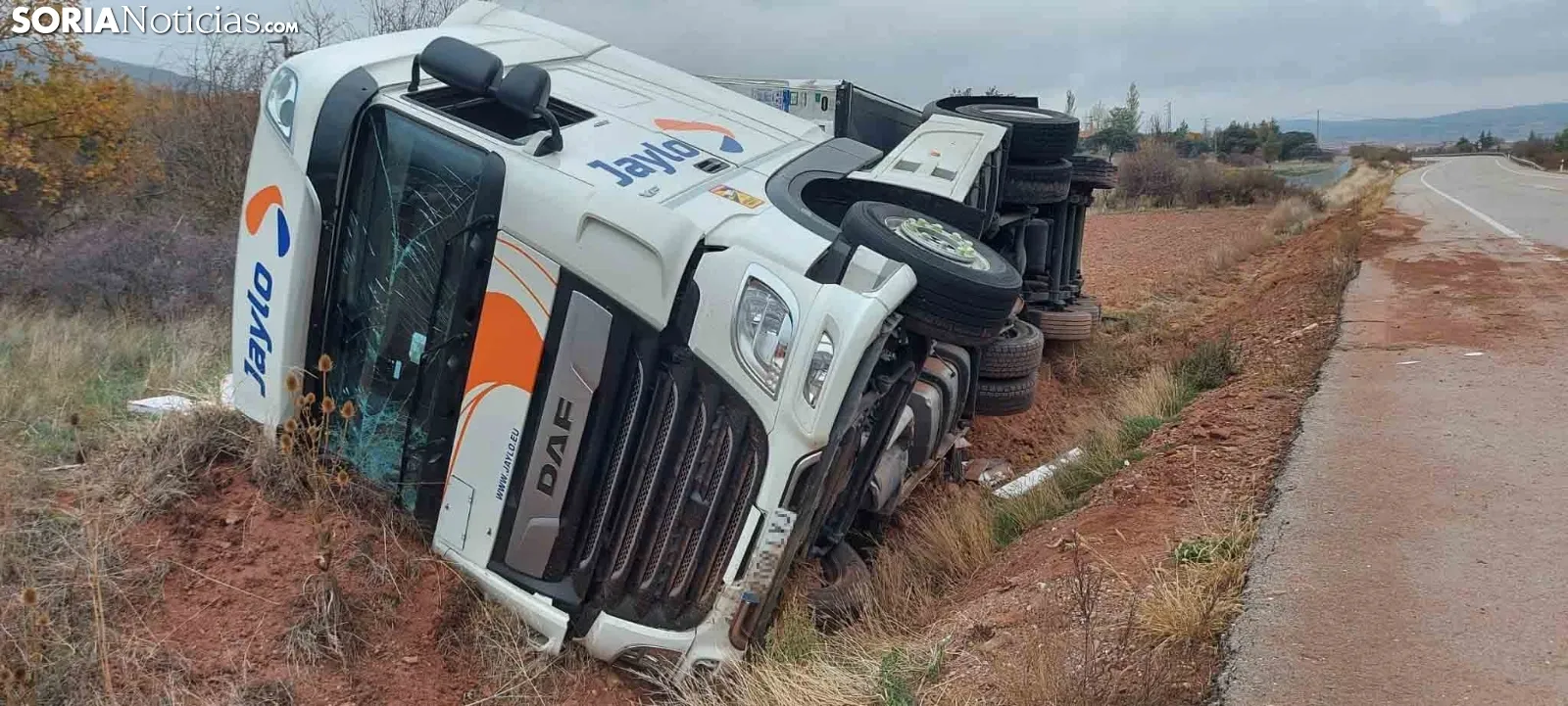 Foto 2 - Accidente de un cami&oacute;n con carne congelada