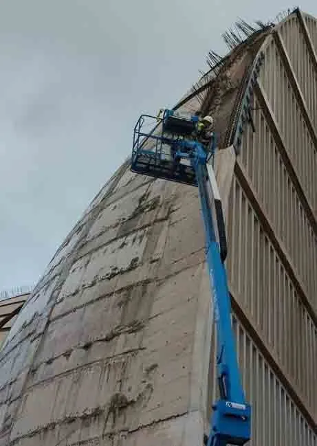 Un operario trabajando en una de las cubiertas de las cúpulas. 