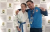 La judoca con su entrenador tras conseguir podio. 