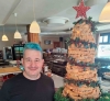 Luis Arroyo, con su pecular árbol de Navidad. /LA