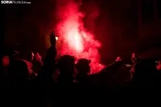 Aficionados con bengalas ayer en la capital. /VIKSAR Fotografía