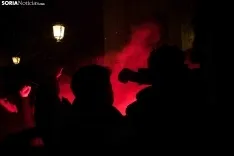 Aficionados con bengalas ayer en la capital. /VIKSAR Fotografía
