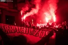 Aficionados con bengalas ayer en la capital. /VIKSAR Fotografía