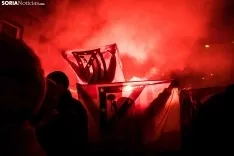Aficionados con bengalas ayer en la capital. /VIKSAR Fotografía