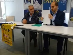 Heras (izda.) y Machín en la firma del convenio. /SN
