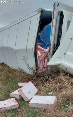 Foto 3 - Accidente de un cami&oacute;n con carne congelada