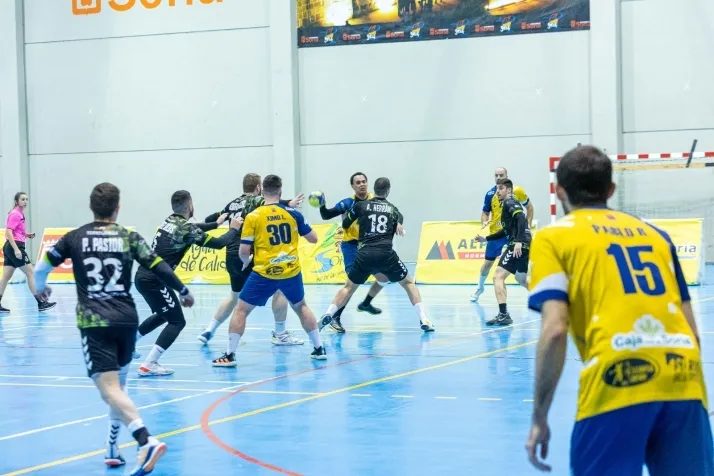 Galer&iacute;a de im&aacute;genes: v&eacute;rtigo en el BM Soria-BM Torrelavega