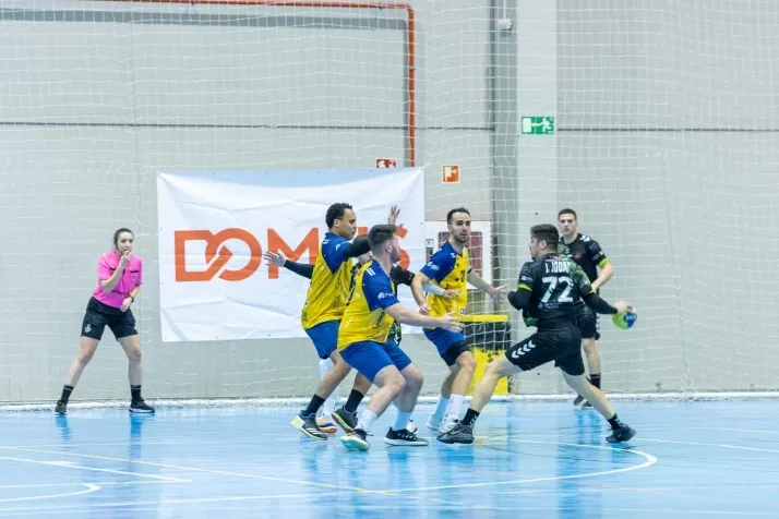 Galer&iacute;a de im&aacute;genes: v&eacute;rtigo en el BM Soria-BM Torrelavega