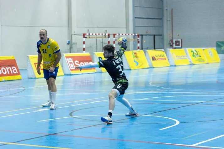 Galer&iacute;a de im&aacute;genes: v&eacute;rtigo en el BM Soria-BM Torrelavega