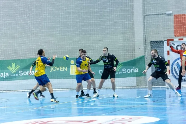 Galer&iacute;a de im&aacute;genes: v&eacute;rtigo en el BM Soria-BM Torrelavega