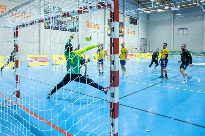 Galer&iacute;a de im&aacute;genes: v&eacute;rtigo en el BM Soria-BM Torrelavega