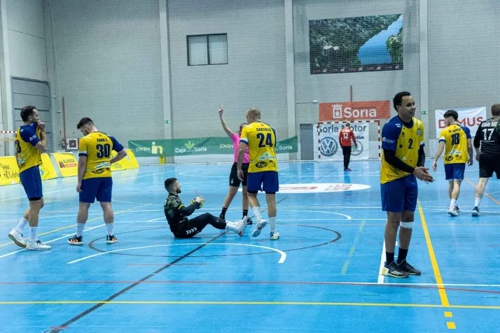 Galer&iacute;a de im&aacute;genes: v&eacute;rtigo en el BM Soria-BM Torrelavega