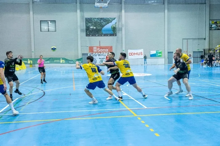Galer&iacute;a de im&aacute;genes: v&eacute;rtigo en el BM Soria-BM Torrelavega