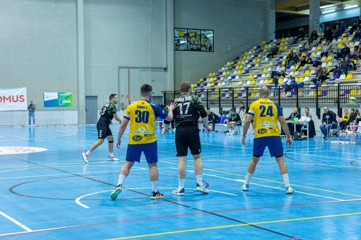 Galer&iacute;a de im&aacute;genes: v&eacute;rtigo en el BM Soria-BM Torrelavega