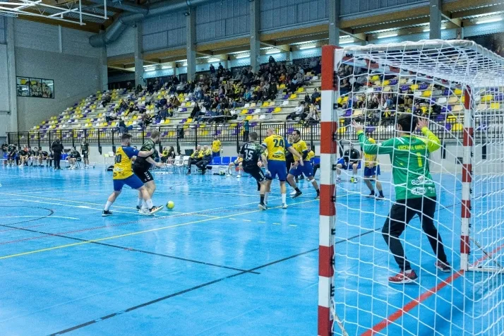 Galer&iacute;a de im&aacute;genes: v&eacute;rtigo en el BM Soria-BM Torrelavega