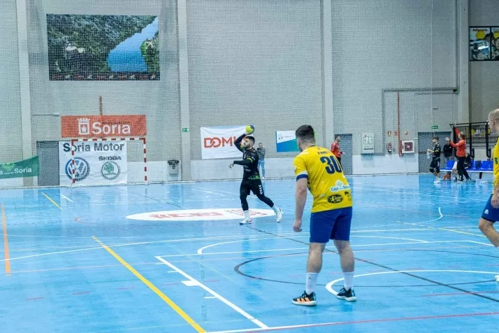 Galer&iacute;a de im&aacute;genes: v&eacute;rtigo en el BM Soria-BM Torrelavega