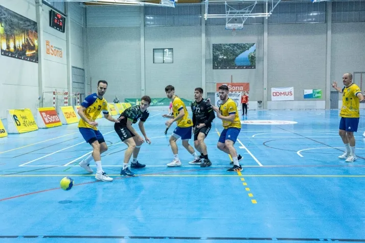 Galer&iacute;a de im&aacute;genes: v&eacute;rtigo en el BM Soria-BM Torrelavega