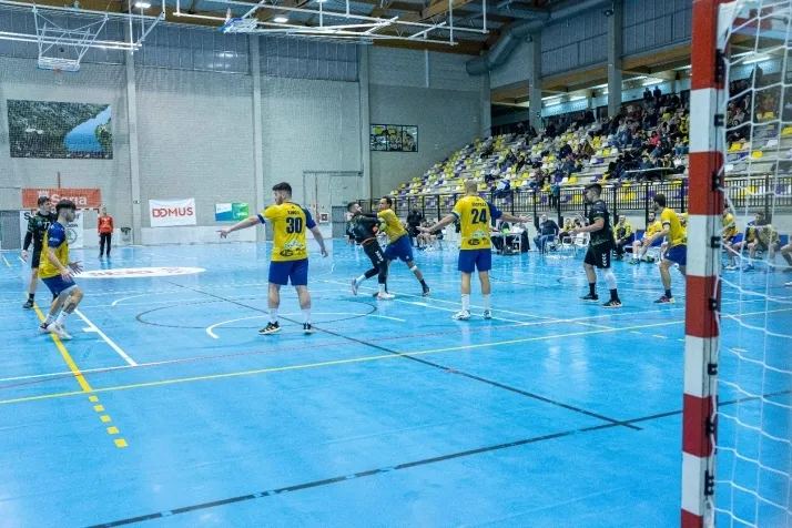 Galer&iacute;a de im&aacute;genes: v&eacute;rtigo en el BM Soria-BM Torrelavega