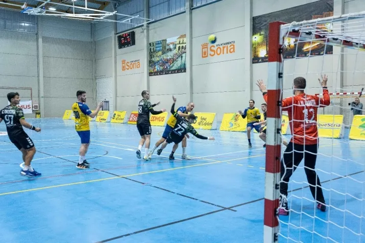 Galer&iacute;a de im&aacute;genes: v&eacute;rtigo en el BM Soria-BM Torrelavega