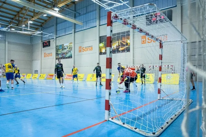Galer&iacute;a de im&aacute;genes: v&eacute;rtigo en el BM Soria-BM Torrelavega