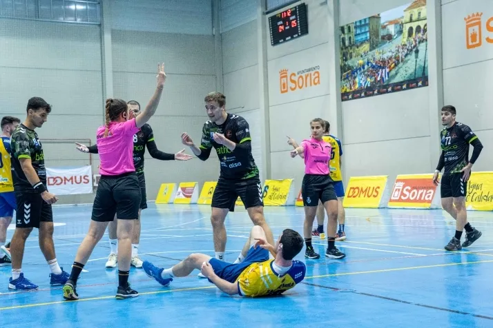 Galer&iacute;a de im&aacute;genes: v&eacute;rtigo en el BM Soria-BM Torrelavega