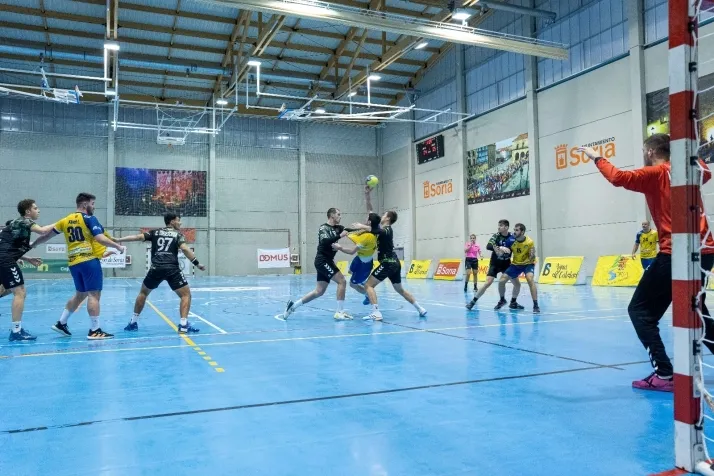 Galer&iacute;a de im&aacute;genes: v&eacute;rtigo en el BM Soria-BM Torrelavega