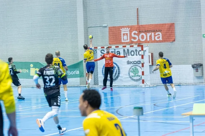 Galer&iacute;a de im&aacute;genes: v&eacute;rtigo en el BM Soria-BM Torrelavega