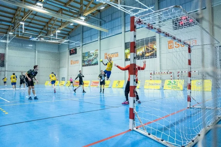 Galer&iacute;a de im&aacute;genes: v&eacute;rtigo en el BM Soria-BM Torrelavega