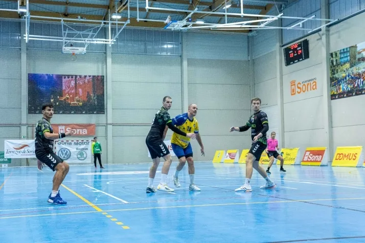 Galer&iacute;a de im&aacute;genes: v&eacute;rtigo en el BM Soria-BM Torrelavega