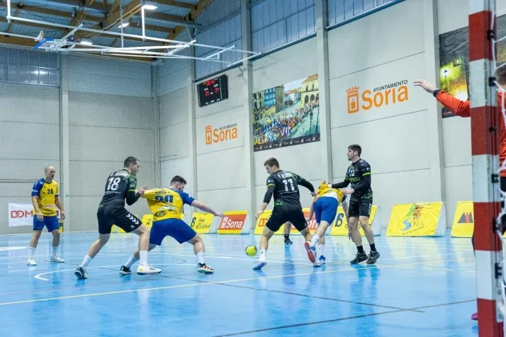 Galer&iacute;a de im&aacute;genes: v&eacute;rtigo en el BM Soria-BM Torrelavega
