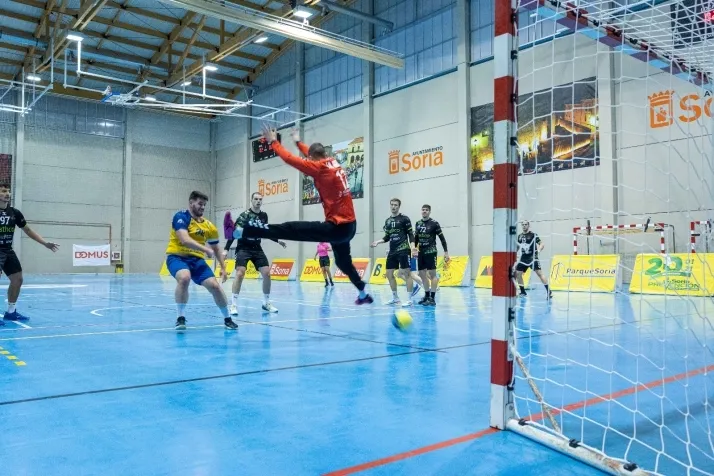 Galer&iacute;a de im&aacute;genes: v&eacute;rtigo en el BM Soria-BM Torrelavega