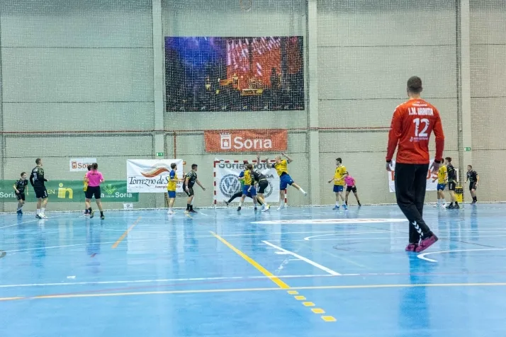 Galer&iacute;a de im&aacute;genes: v&eacute;rtigo en el BM Soria-BM Torrelavega
