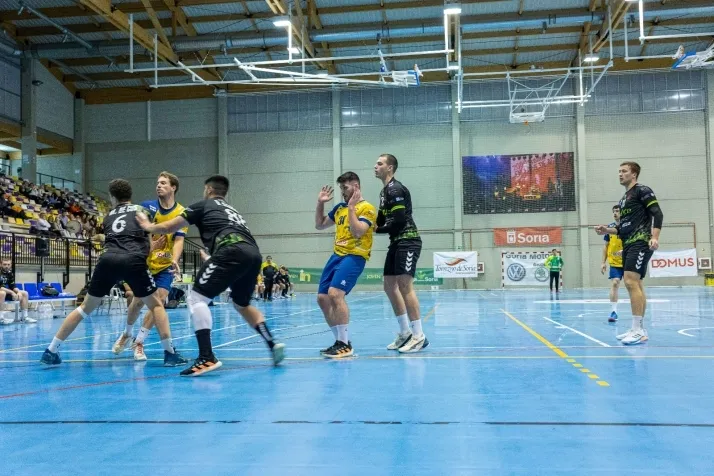 Galer&iacute;a de im&aacute;genes: v&eacute;rtigo en el BM Soria-BM Torrelavega