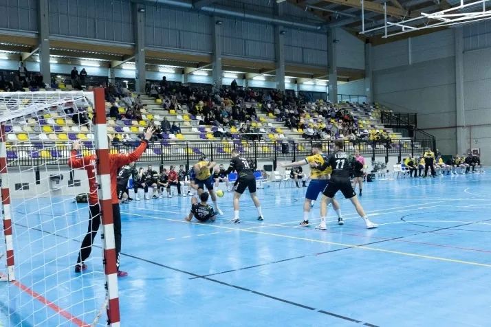 Galer&iacute;a de im&aacute;genes: v&eacute;rtigo en el BM Soria-BM Torrelavega