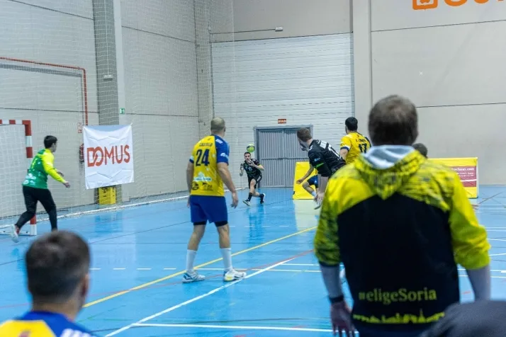 Galer&iacute;a de im&aacute;genes: v&eacute;rtigo en el BM Soria-BM Torrelavega