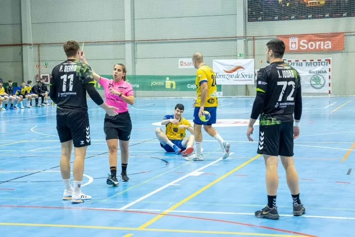 Galer&iacute;a de im&aacute;genes: v&eacute;rtigo en el BM Soria-BM Torrelavega