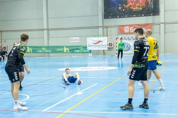 Galer&iacute;a de im&aacute;genes: v&eacute;rtigo en el BM Soria-BM Torrelavega