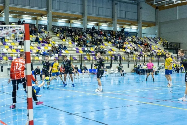 Galer&iacute;a de im&aacute;genes: v&eacute;rtigo en el BM Soria-BM Torrelavega
