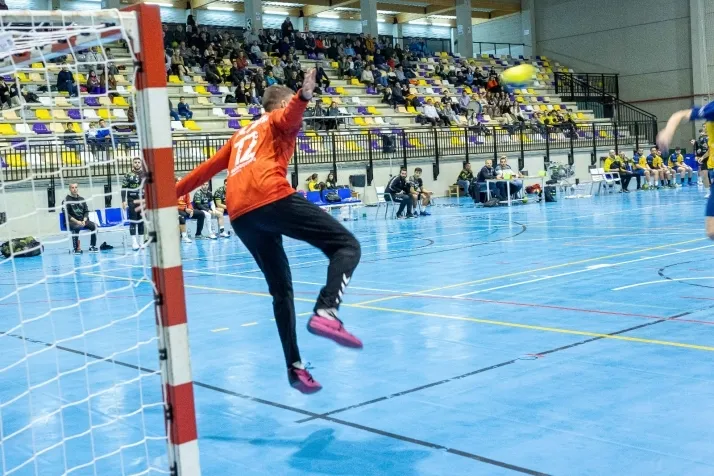 Galer&iacute;a de im&aacute;genes: v&eacute;rtigo en el BM Soria-BM Torrelavega